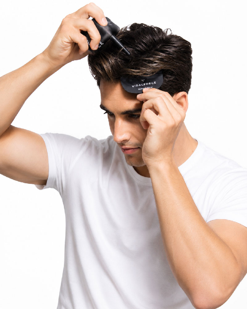 Hombre usando aplicador y optimizador de fibras Vidalforce