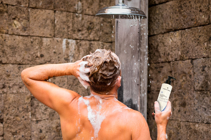 COMO-LAVAR-CORRECTAMENTE-EL-PELO-CON-UN-CAHMPU-NATURAL-hombre.jpg